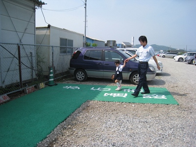 専用駐車場に歩行者用通路が出来ました！