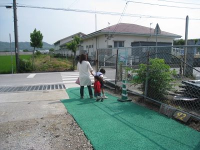 専用駐車場に歩行者用通路が出来ました！