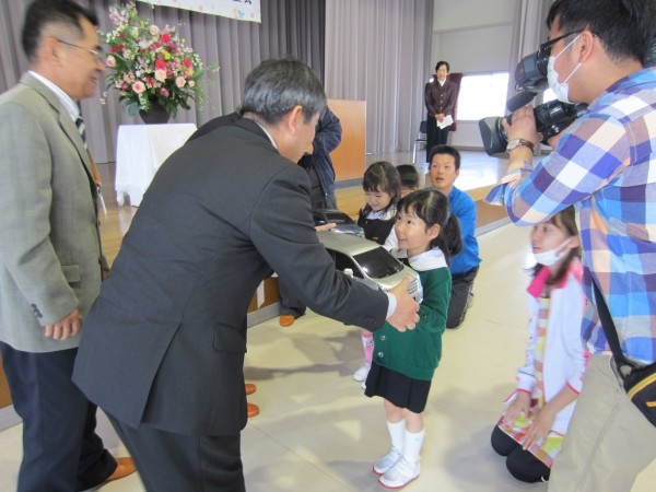 園児用交通安全絵本及び紙芝居贈呈式