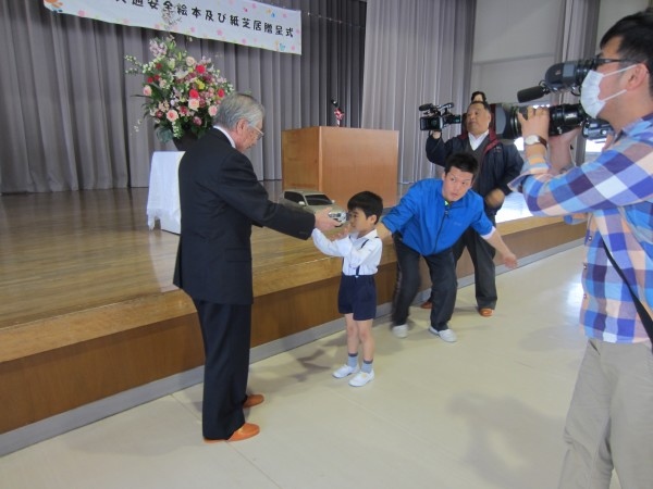 園児用交通安全絵本及び紙芝居贈呈式