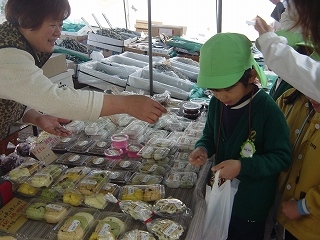 園外保育で木曜市へ行きました。